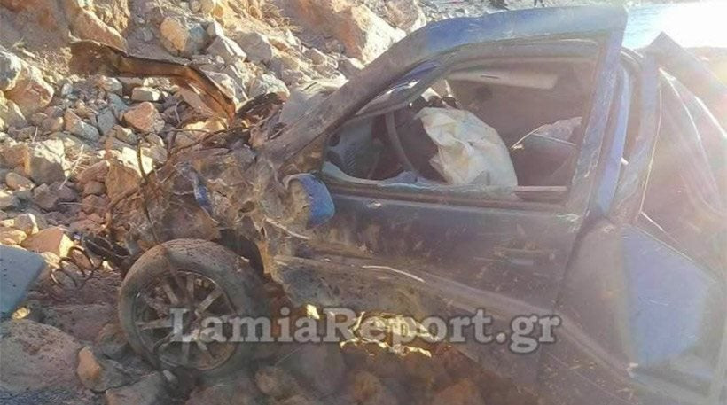 Ό,τι απέμεινε από το αυτοκίνητο της 42χρονης που έπεσε στο γκρεμό στη Φωκίδα (εικόνες)